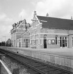 153145 Gezicht op de perronzijde van het N.S.-station Kesteren-Rhenen te Kesteren.N.B. De naam Kesteren-Rhenen is later ...